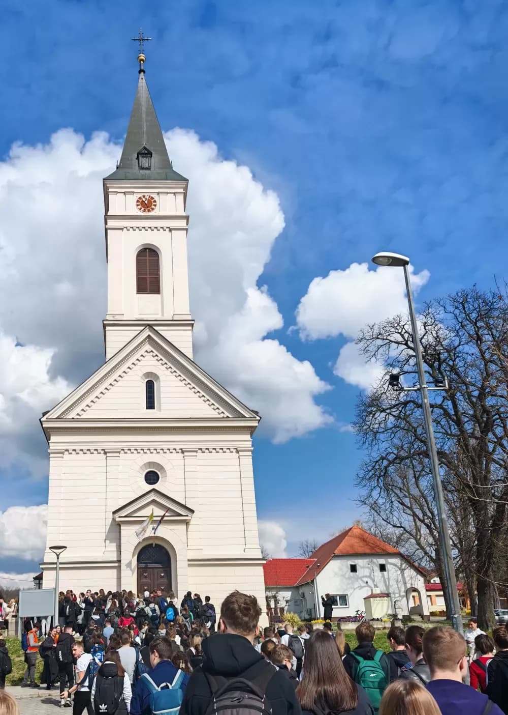 Više od 1500 mladih hodalo za Kristovim križem od Slavonskog Broda do Dragotine