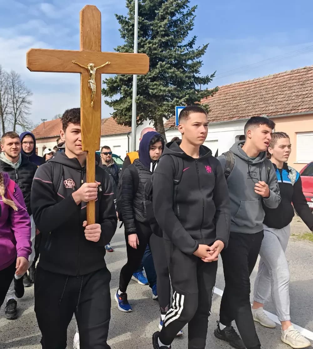 Više od 1500 mladih hodalo za Kristovim križem od Slavonskog Broda do Dragotine