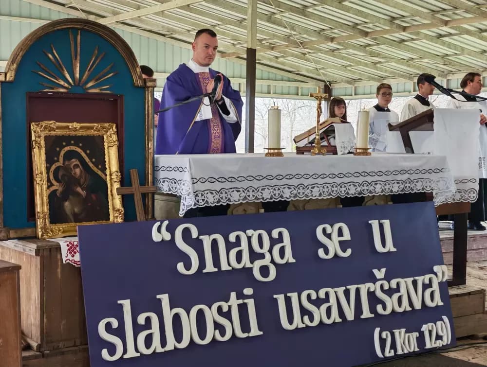Više od 1500 mladih hodalo za Kristovim križem od Slavonskog Broda do Dragotine