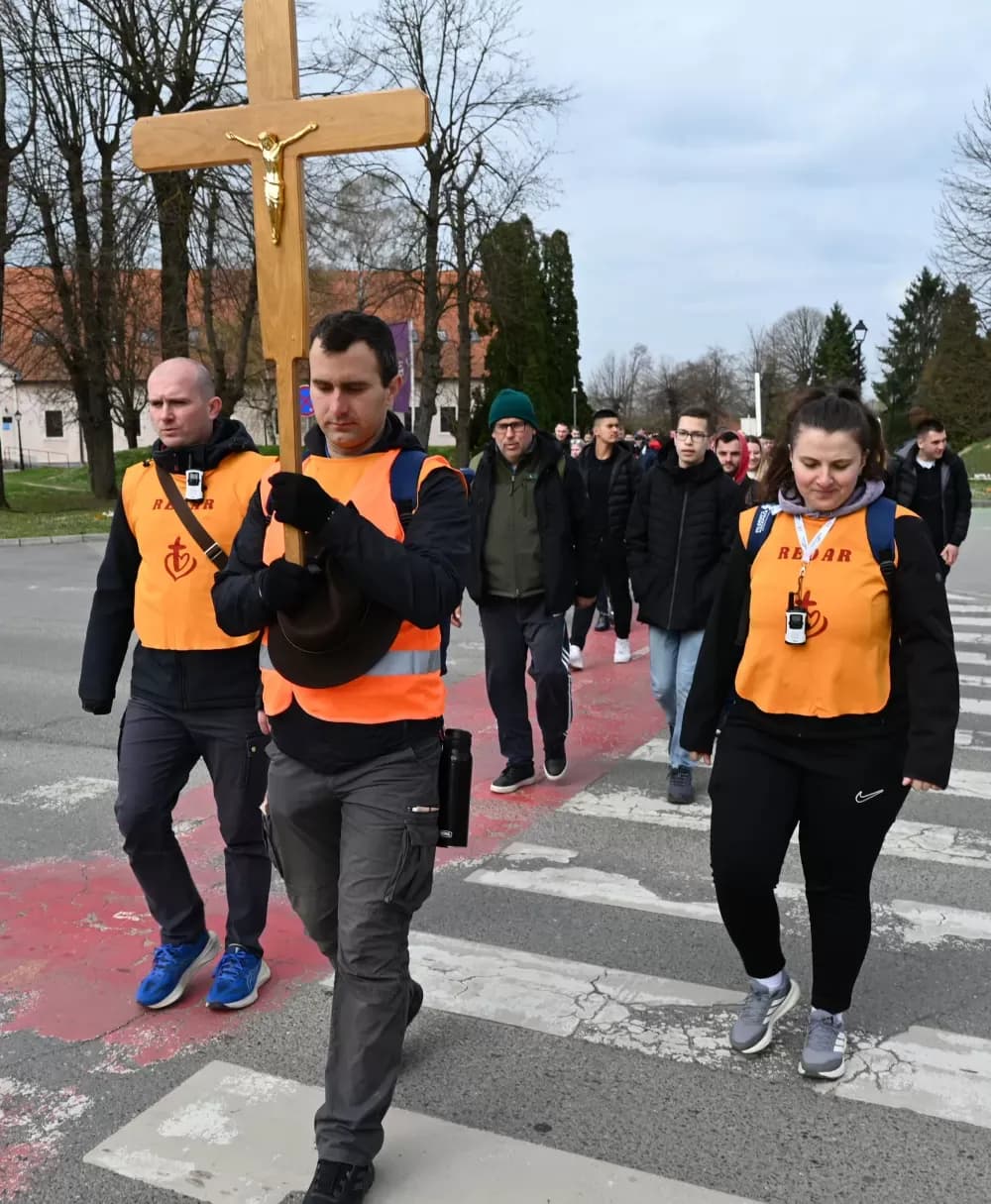 Više od 1500 mladih hodalo za Kristovim križem od Slavonskog Broda do Dragotine