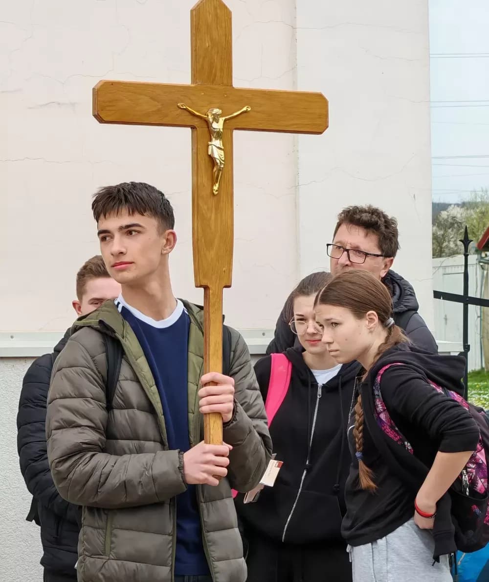 Više od 1500 mladih hodalo za Kristovim križem od Slavonskog Broda do Dragotine