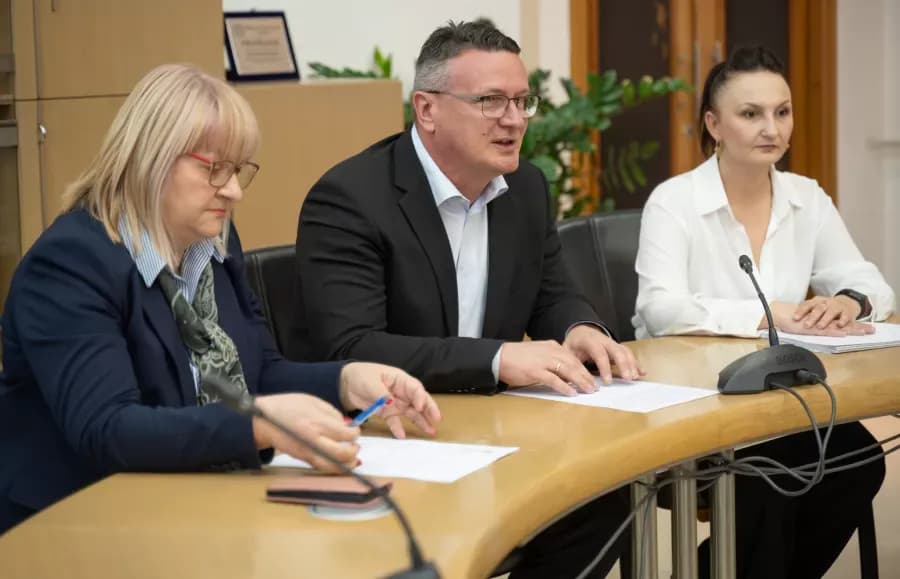 Župan Danijel Marušić potpisao ugovore s 40 novih stipendista.