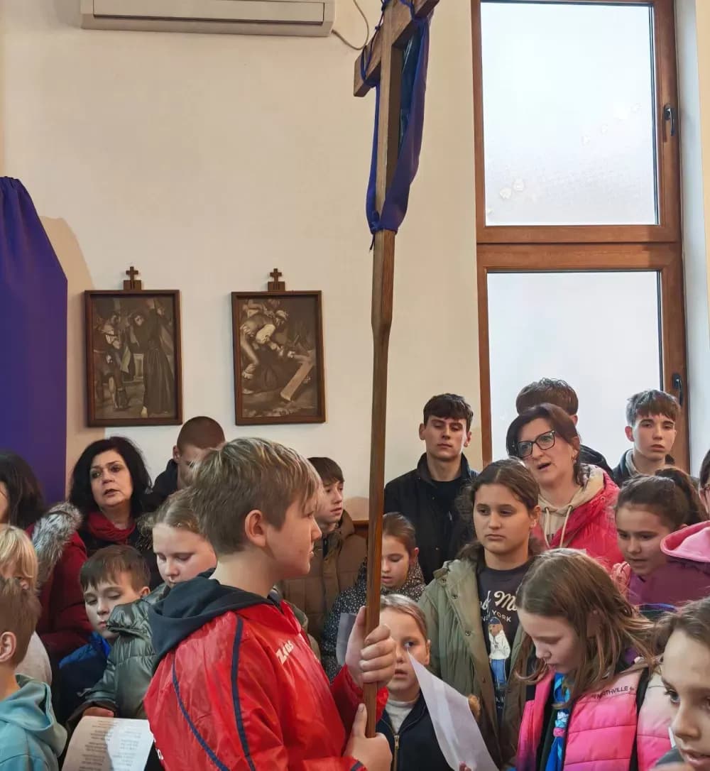 Dječja vjera jača od kiše: Križni put u Gromačniku predvodili najmlađi vjernici