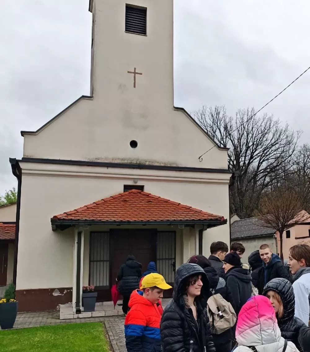 Dječja vjera jača od kiše: Križni put u Gromačniku predvodili najmlađi vjernici