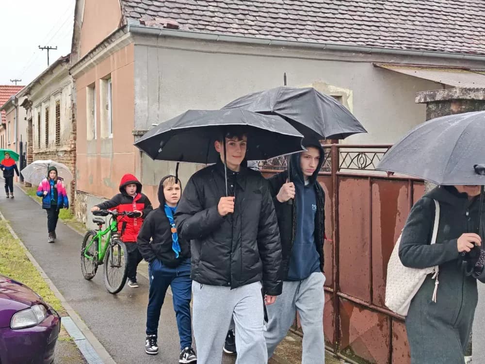 Dječja vjera jača od kiše: Križni put u Gromačniku predvodili najmlađi vjernici