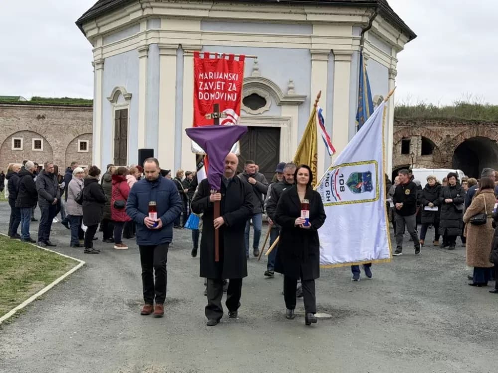 Križni put u Slavonskom Brodu: Branitelji, obitelji i građani u zajedničkoj molitvi
