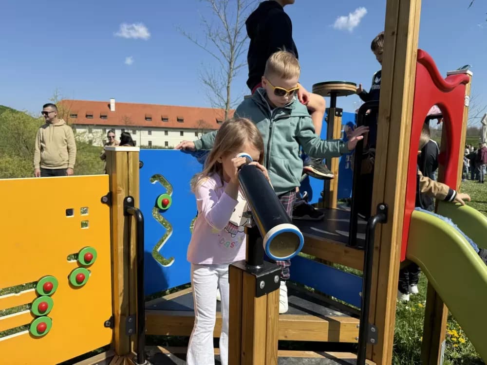 Najmlađi uživali u uskrsnom druženju u Tvrđavi Brod