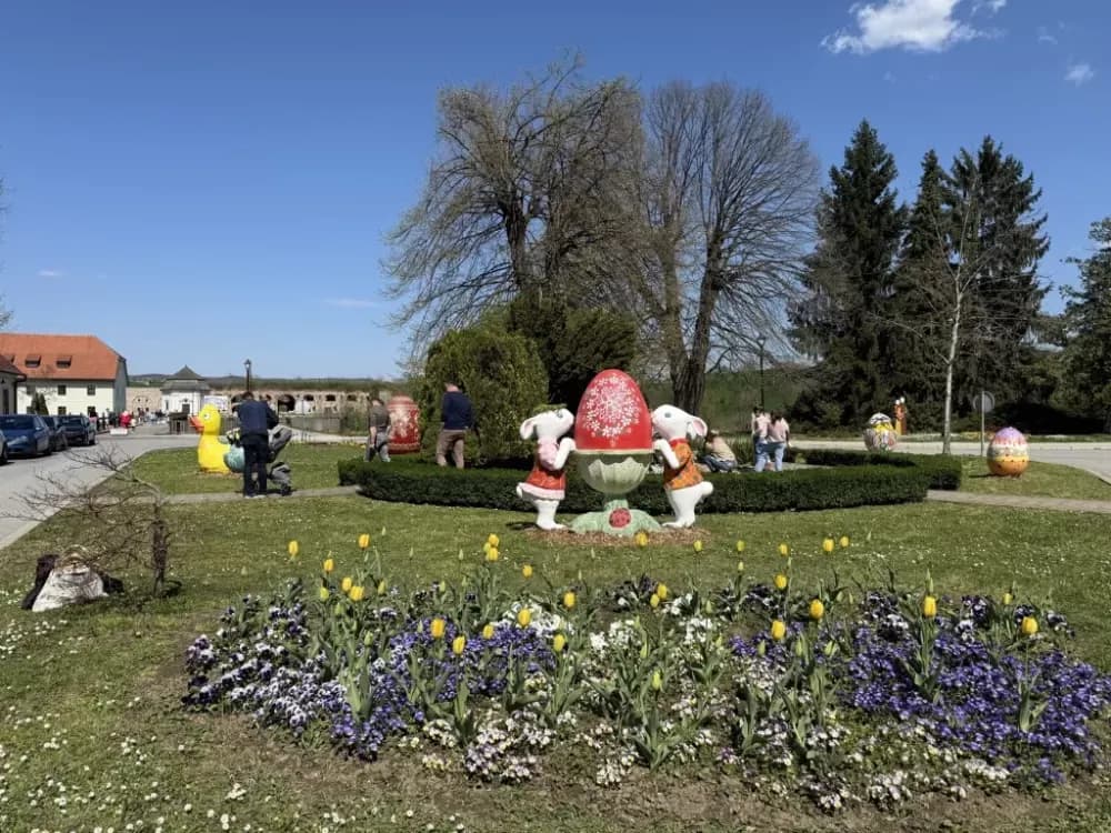 Uskrsna idila na ulicama Slaovonskog Broda: Šarene pisanice i veseli ukrasi za sve posjetitelje