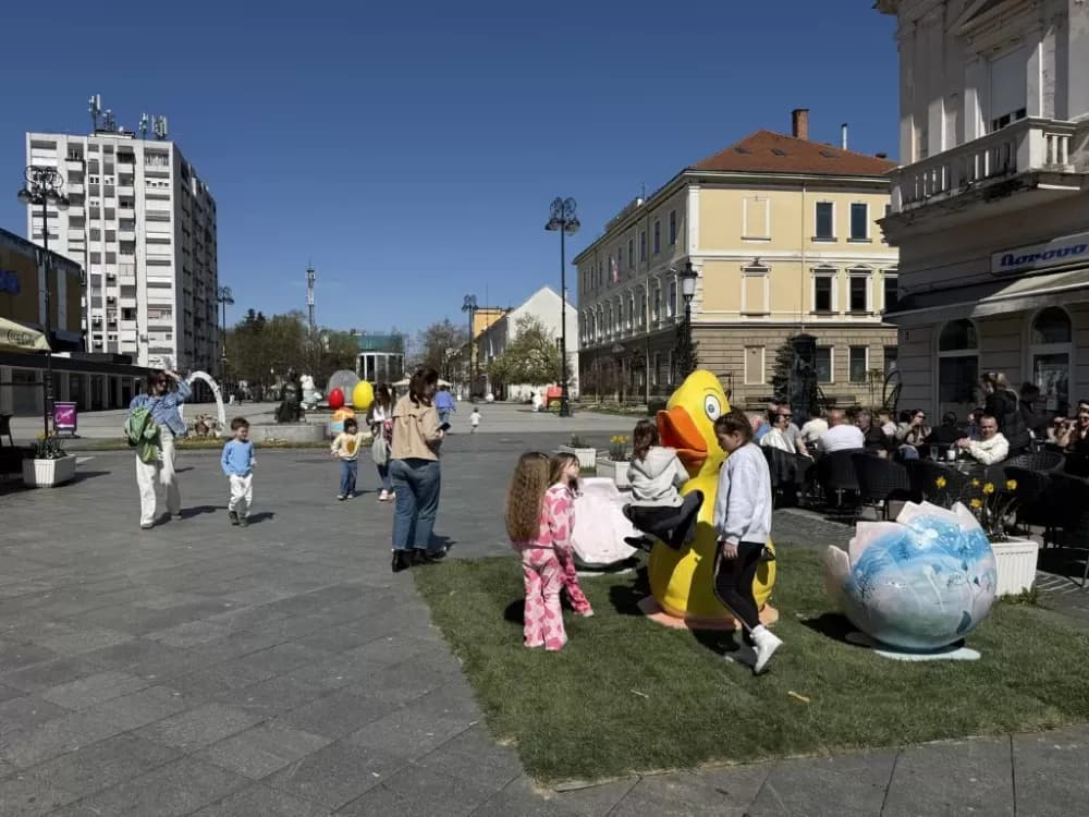 Uskrsna idila na ulicama Slaovonskog Broda: Šarene pisanice i veseli ukrasi za sve posjetitelje