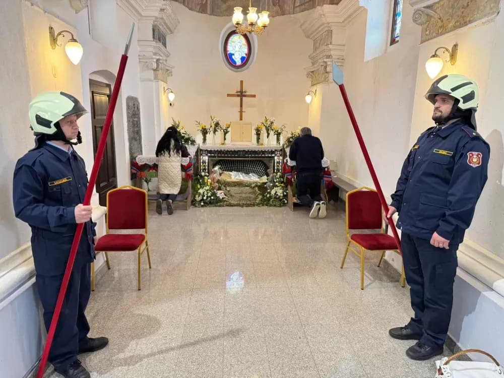 Sibinjski vatrogasci čuvali Isusov grob uoči Uskrsa