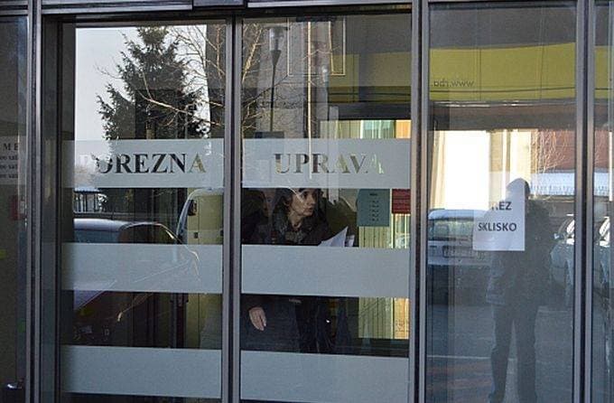 SMIJEH DO SUZA: Požeška publika ovacijama ispratila premijeru komedije ʼPidžama za šesteroʼ