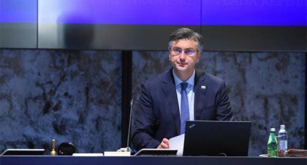 SMIJEH DO SUZA: Požeška publika ovacijama ispratila premijeru komedije ʼPidžama za šesteroʼ
