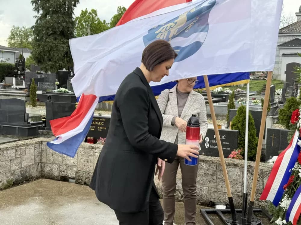 Položenim vijencima odana počast žrtvama i borcima – 81. obljetnica oslobođenja Slavonskog Broda