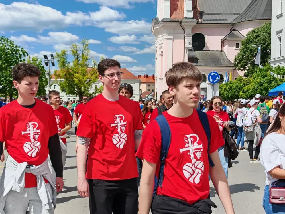 Veličanstveni prizori iz srca Zlatne doline: Više od 15 tisuća mladih slavilo Boga na Trgu u Požegi