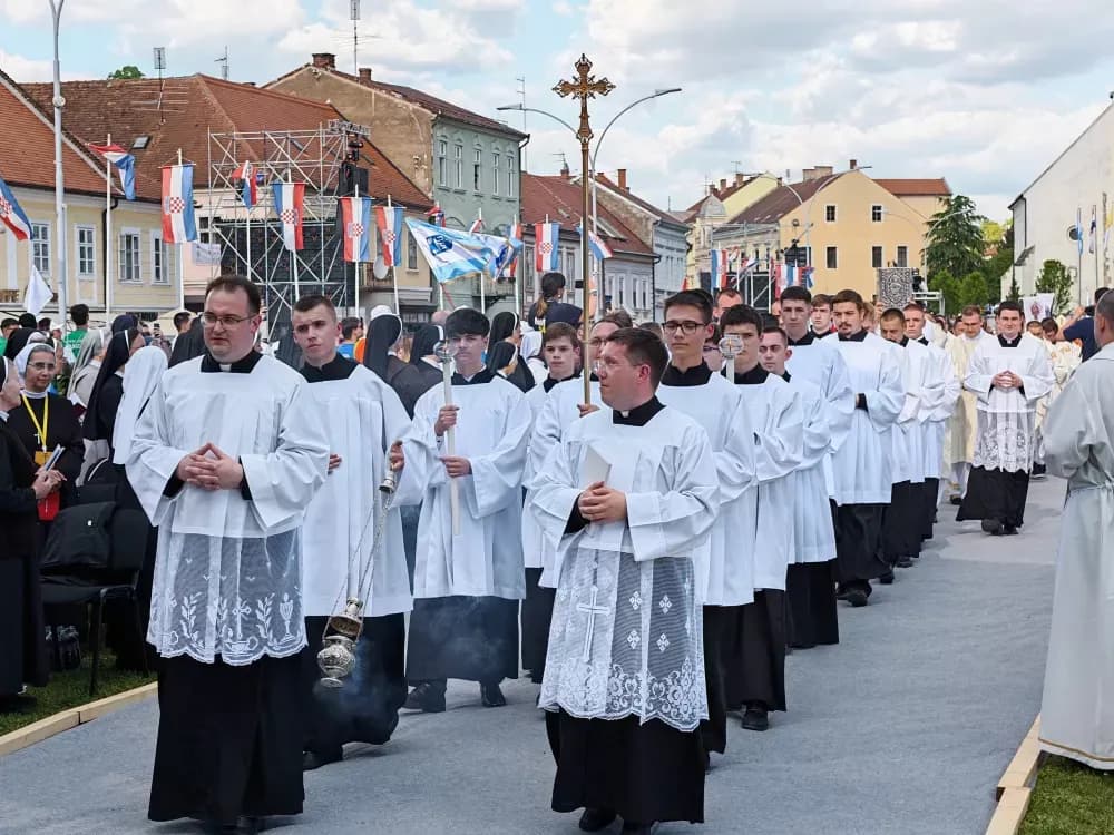 Veličanstveni prizori iz srca Zlatne doline: Više od 15 tisuća mladih slavilo Boga na Trgu u Požegi