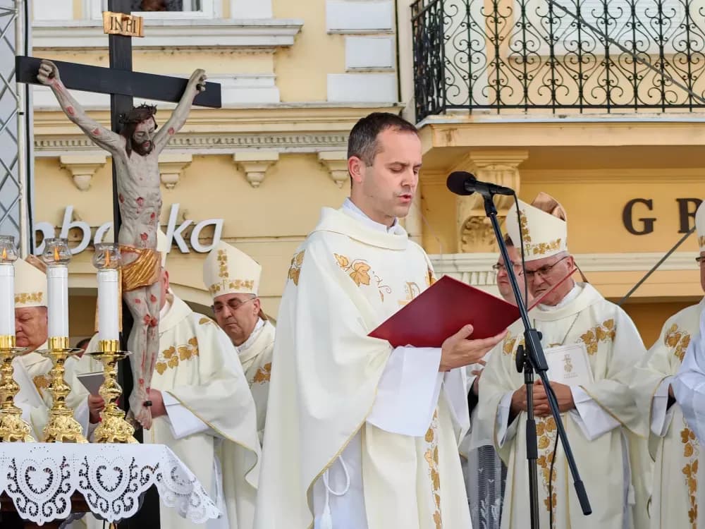 Veličanstveni prizori iz srca Zlatne doline: Više od 15 tisuća mladih slavilo Boga na Trgu u Požegi