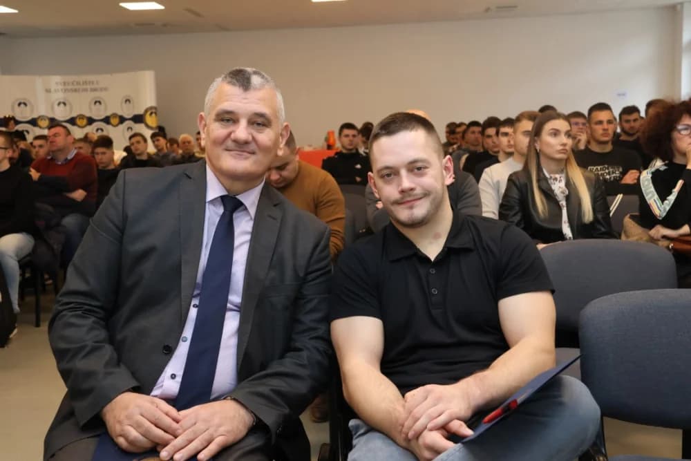 Najbolji hrvatski gimnastičar Tin Srbić ponosni student na Sveučilištu u Slavonskom Brodu: „Bez radne navike nema uspjeha ni na studiju“