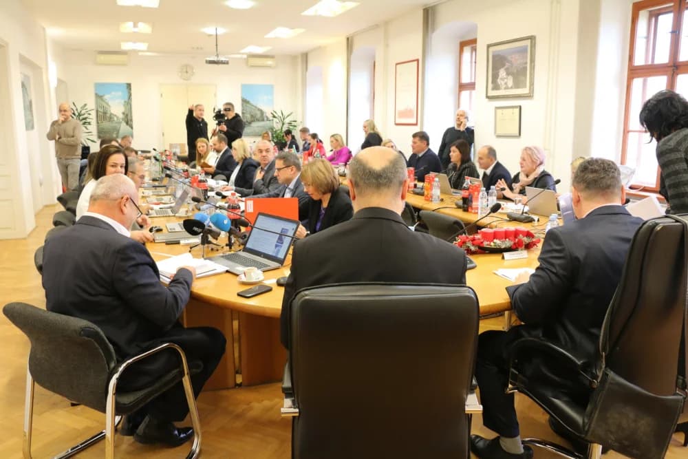 USVOJEN PRORAČUN: Pogledajte koliko je težak i koliko vrijedi