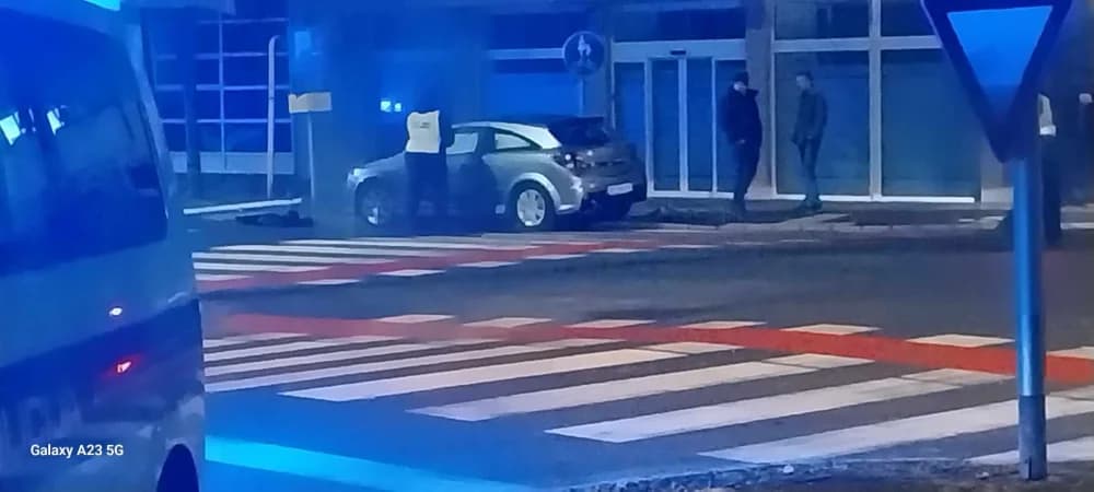 [FOTO] Prometna nesreća u centru Sl. Broda