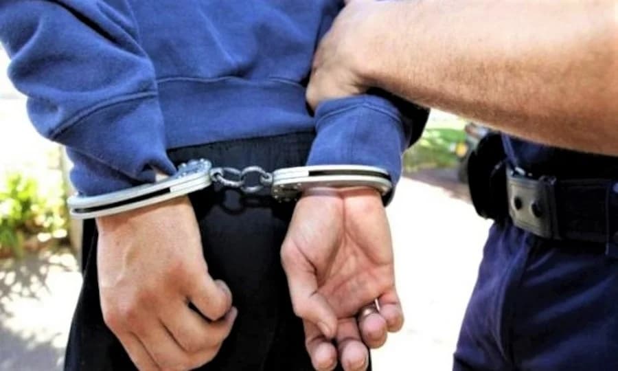 Otac i sin napali policijaca, srušili ga na pod i otrgnuli mu natpis ‘policija’ s jakne