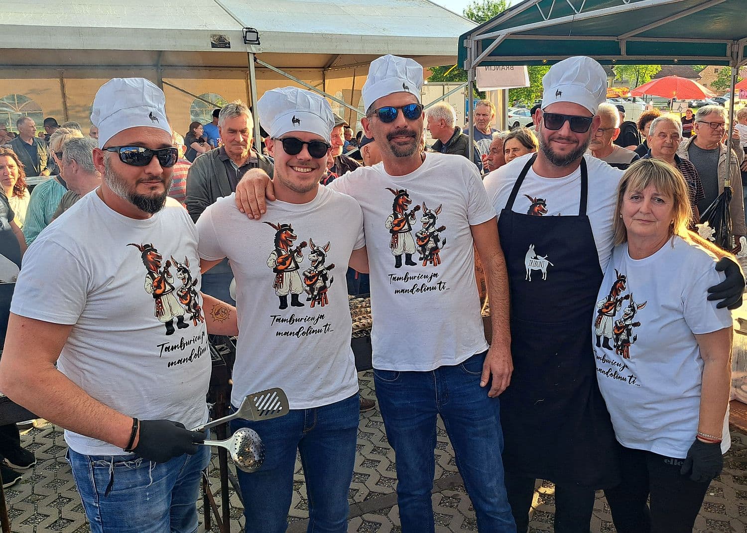 TAMBURICU JA, MANDOLINU TI - Gužva usred Sikirevaca, Dalmatinci priredili feštu za pamćenje