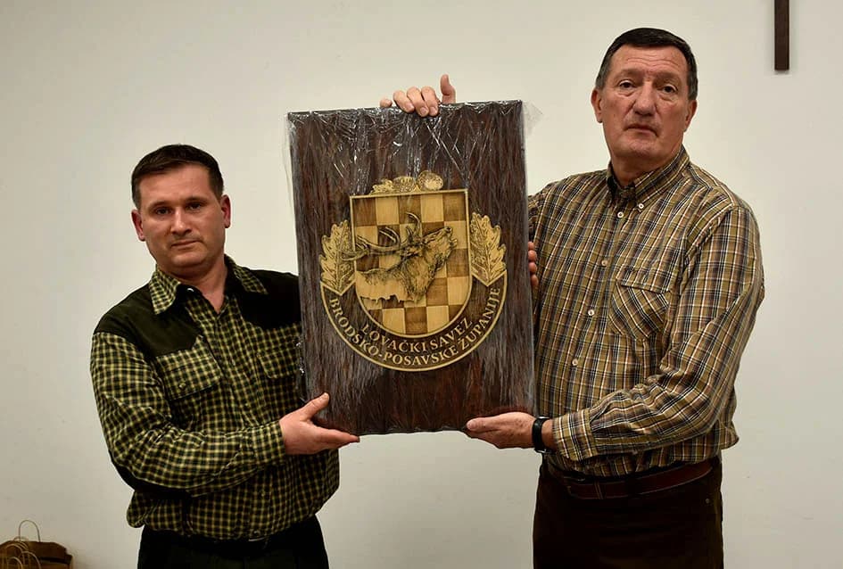 Lovci kobaškog i garčinskog kraja uz jubileje primili Veliki grb Županijskog lovačkog saveza