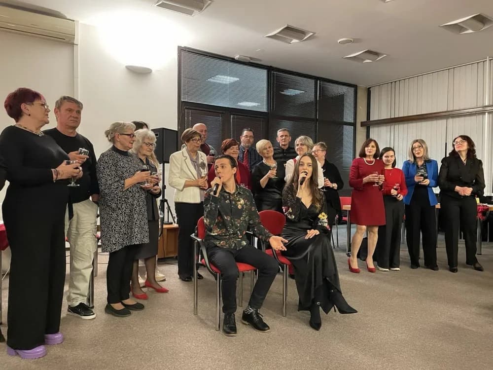 Ljubavna poezija u Gradskoj knjižnici privukla brojne Brođane