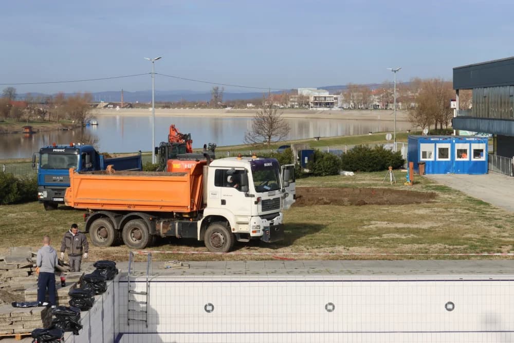 DOŠLI KAMIONI: Započeli radovi na izgradnji rekreacijskih bazena u Sl. Brodu