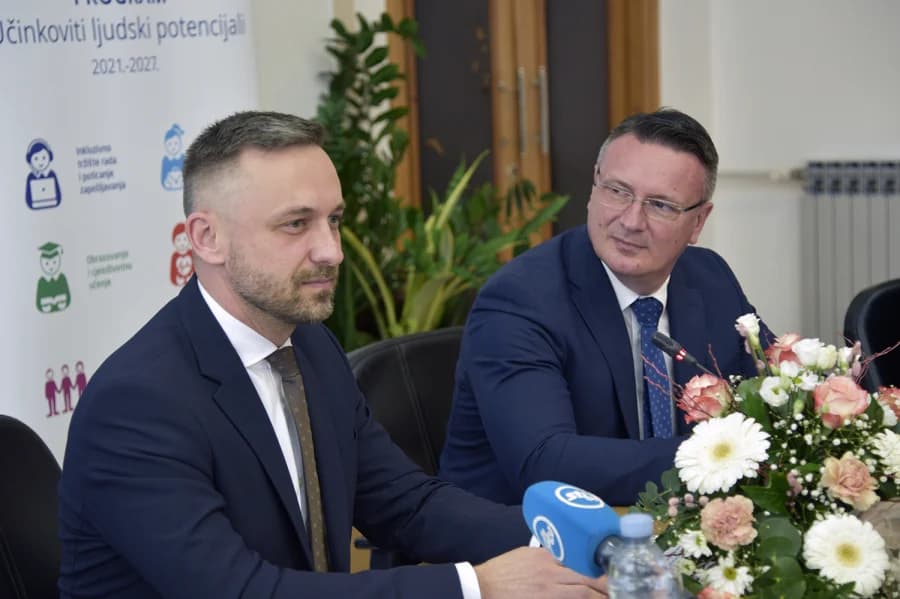 OVAKO TO RADI HDZ: Ministar se prešetava Sl. Brodom, a u njegovom centru vlada pravi kaos
