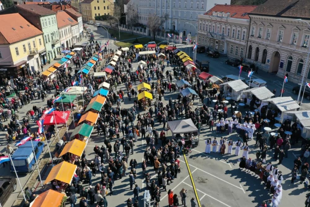 SVI STE POZVANI: Katedralni i središnji požeški Trg sv. Trojstva u subotu u znaku povijesnih postrojbi i bogate eno-gastro ponude kontinentalne i jadranske Hrvatske