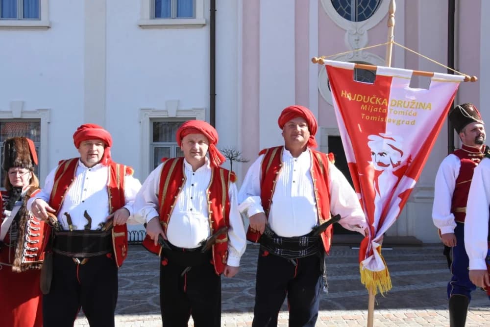SVI STE POZVANI: Katedralni i središnji požeški Trg sv. Trojstva u subotu u znaku povijesnih postrojbi i bogate eno-gastro ponude kontinentalne i jadranske Hrvatske