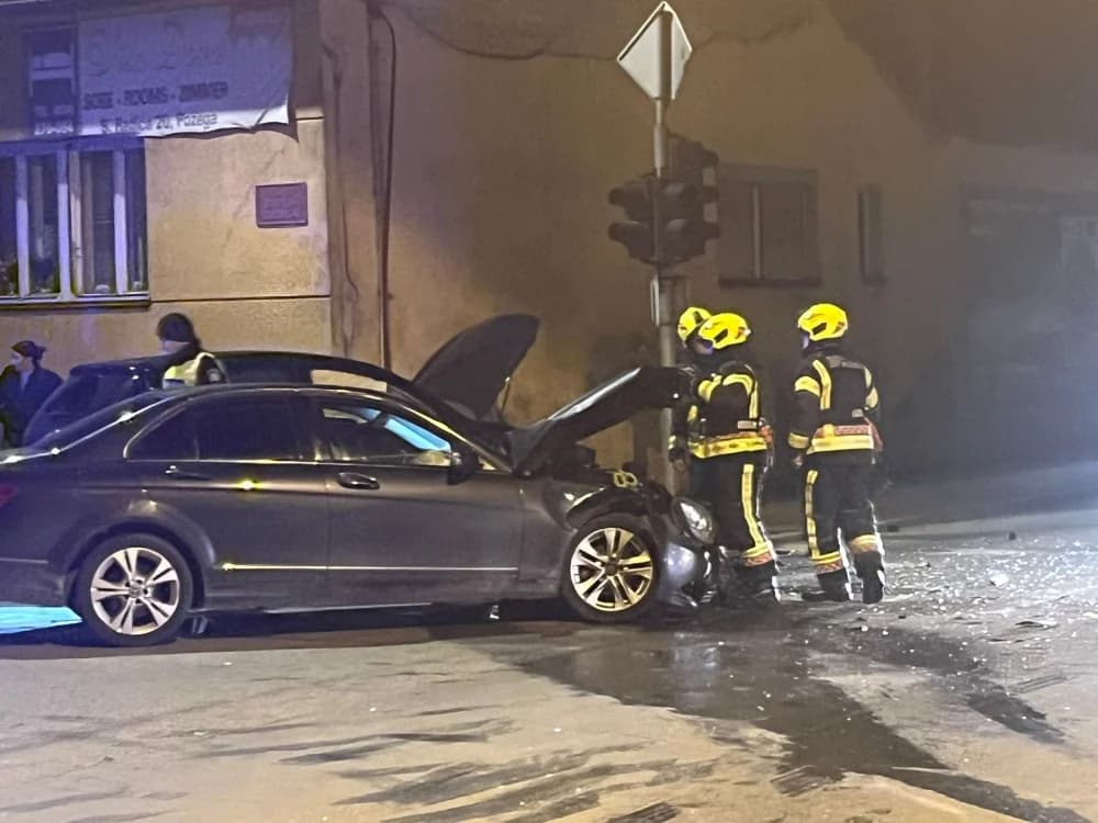 Vozio pijan, zabio se u auto pa u kuću. Ozlijeđeno sedam osoba