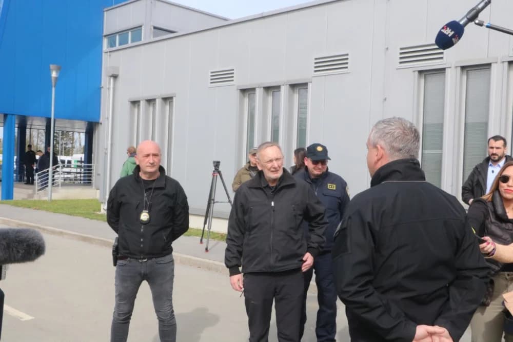 Ministar Davor Božinović u radnom posjetu Postaji granične policije Stara Gradiška: ʼSvaki dan sve jači u obračunu s kriumčarima migranataʼ