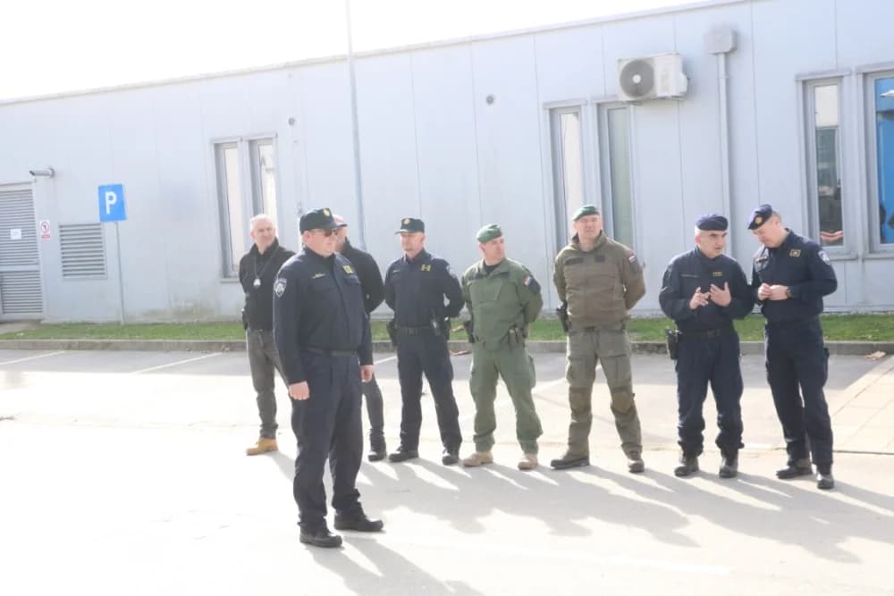 Ministar Davor Božinović u radnom posjetu Postaji granične policije Stara Gradiška: ʼSvaki dan sve jači u obračunu s kriumčarima migranataʼ