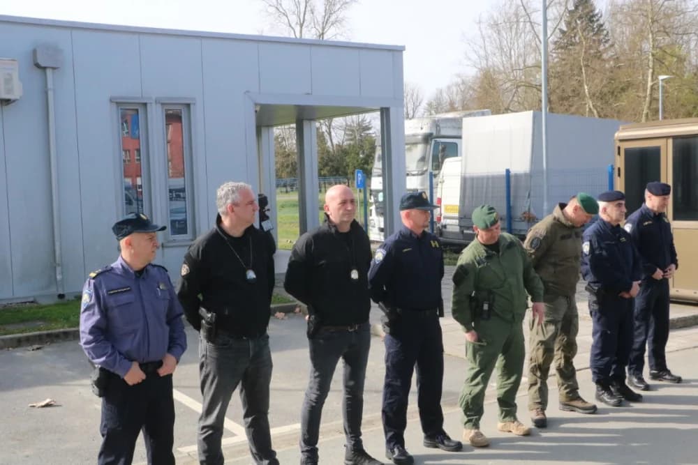 Ministar Davor Božinović u radnom posjetu Postaji granične policije Stara Gradiška: ʼSvaki dan sve jači u obračunu s kriumčarima migranataʼ
