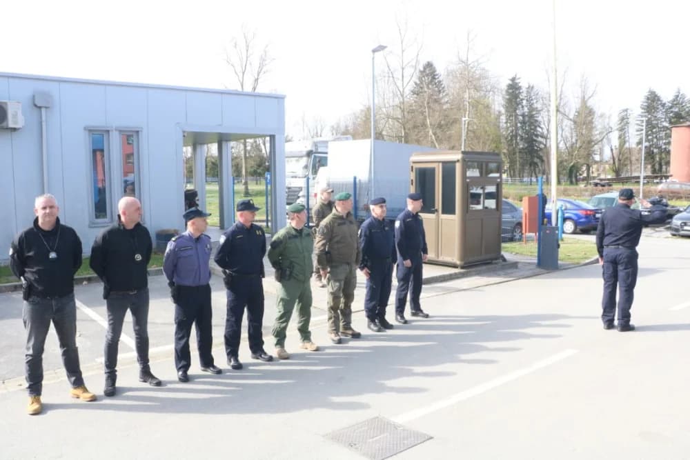 Ministar Davor Božinović u radnom posjetu Postaji granične policije Stara Gradiška: ʼSvaki dan sve jači u obračunu s kriumčarima migranataʼ
