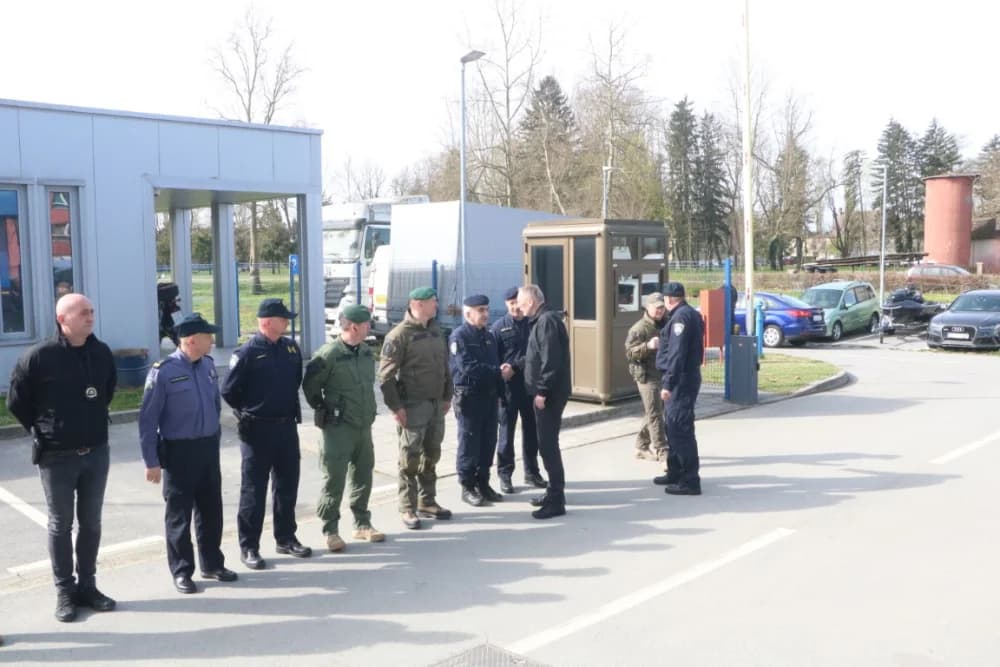 Ministar Davor Božinović u radnom posjetu Postaji granične policije Stara Gradiška: ʼSvaki dan sve jači u obračunu s kriumčarima migranataʼ