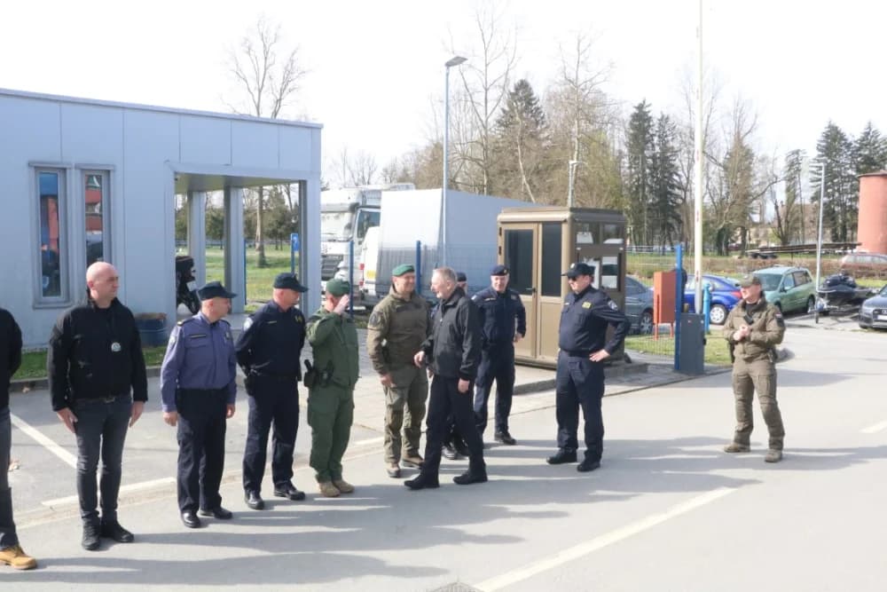 Ministar Davor Božinović u radnom posjetu Postaji granične policije Stara Gradiška: ʼSvaki dan sve jači u obračunu s kriumčarima migranataʼ