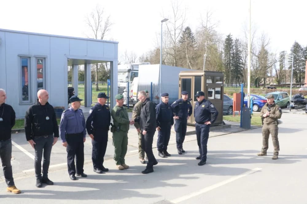 Ministar Davor Božinović u radnom posjetu Postaji granične policije Stara Gradiška: ʼSvaki dan sve jači u obračunu s kriumčarima migranataʼ