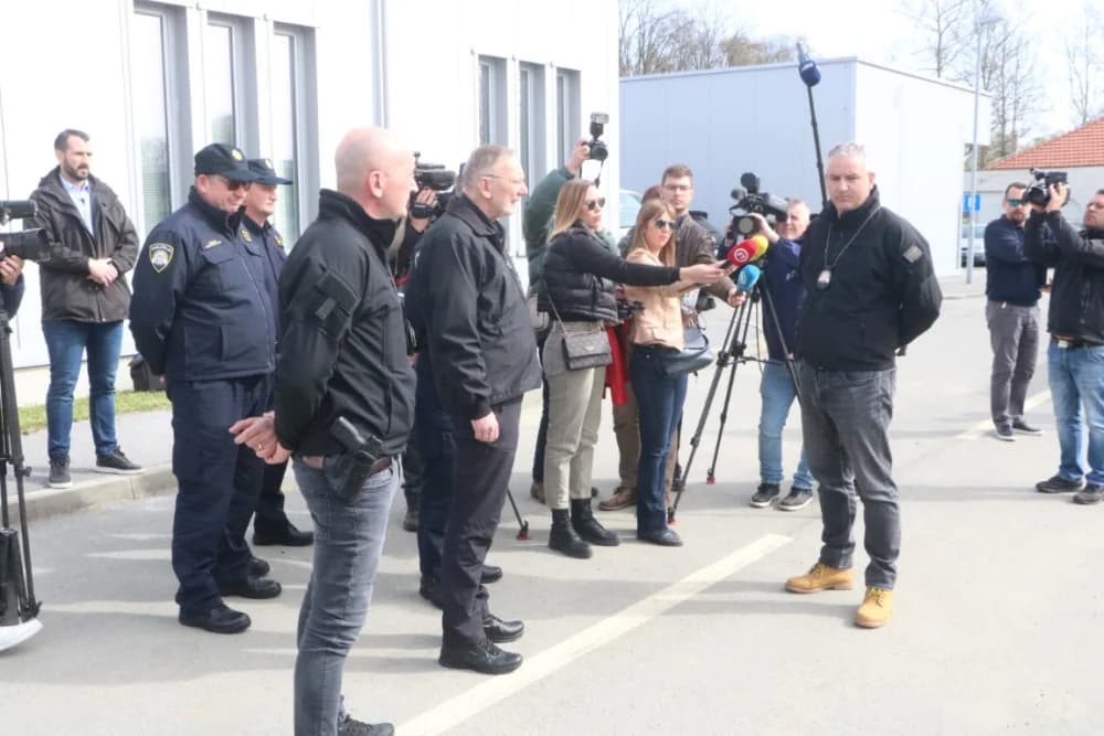 Ministar Davor Božinović u radnom posjetu Postaji granične policije Stara Gradiška: ʼSvaki dan sve jači u obračunu s kriumčarima migranataʼ