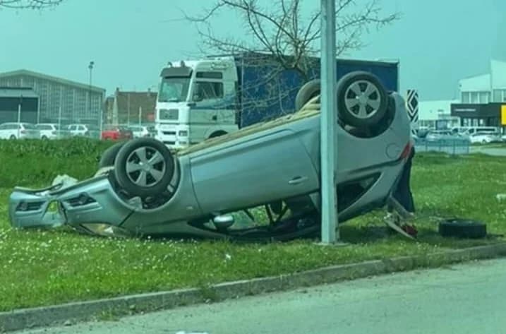 STRAŠNA NESREĆA U SL. BRODU: Auto na krovu, ima ozlijeđenih