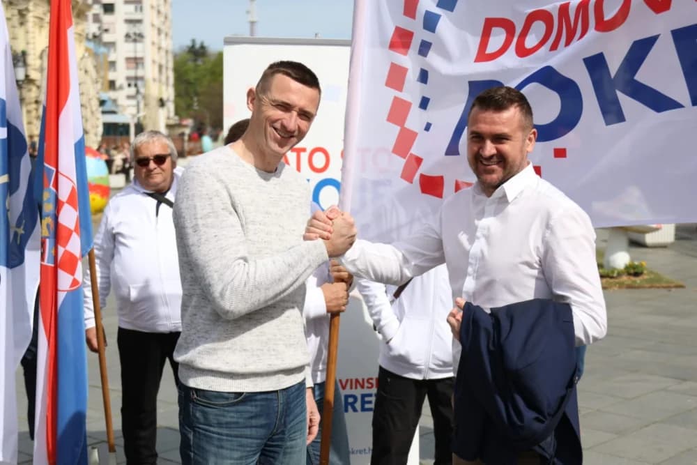 Srdačnost i selfie: Ovako su Brođani dočekali Penavu i Domovinski pokret na Korzu