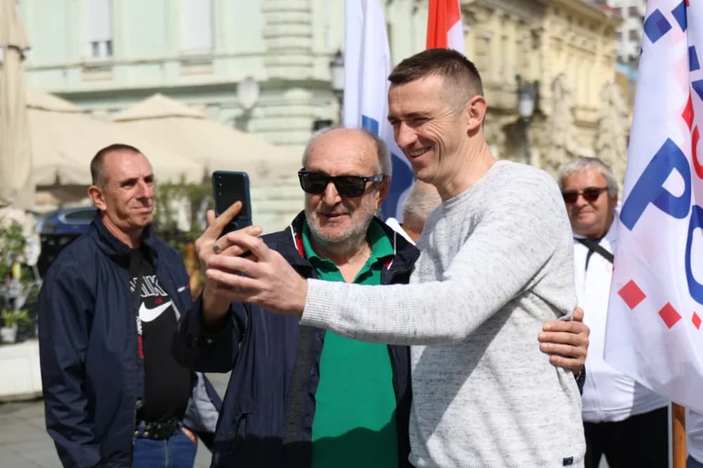 Srdačnost i selfie: Ovako su Brođani dočekali Penavu i Domovinski pokret na Korzu