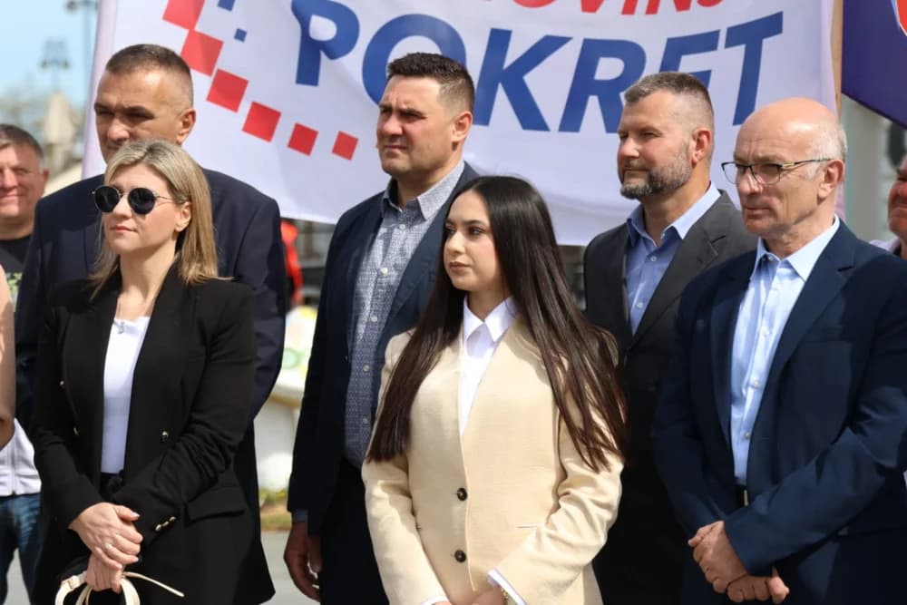 Srdačnost i selfie: Ovako su Brođani dočekali Penavu i Domovinski pokret na Korzu