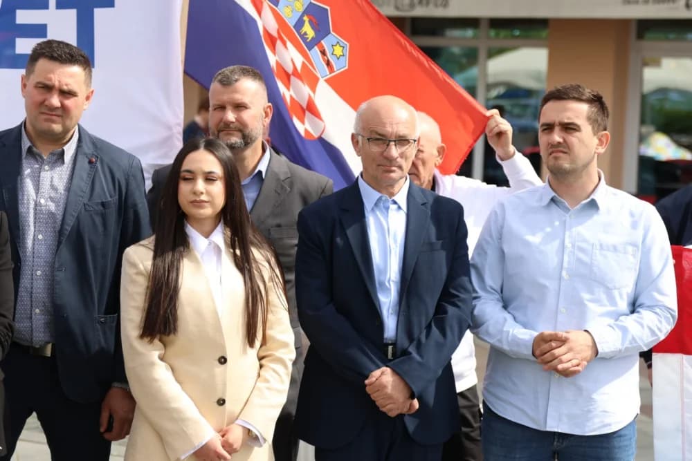 Srdačnost i selfie: Ovako su Brođani dočekali Penavu i Domovinski pokret na Korzu