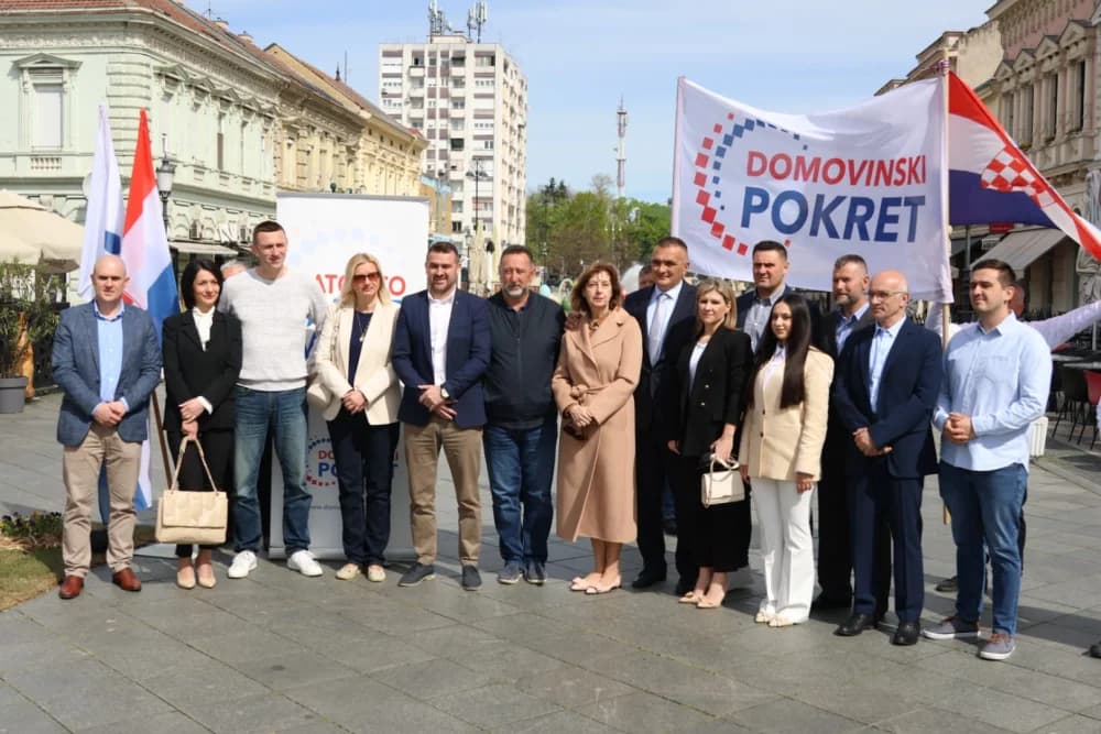 Srdačnost i selfie: Ovako su Brođani dočekali Penavu i Domovinski pokret na Korzu