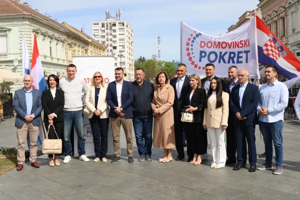 Srdačnost i selfie: Ovako su Brođani dočekali Penavu i Domovinski pokret na Korzu