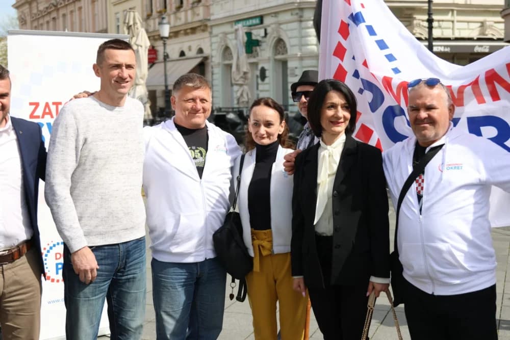 Srdačnost i selfie: Ovako su Brođani dočekali Penavu i Domovinski pokret na Korzu