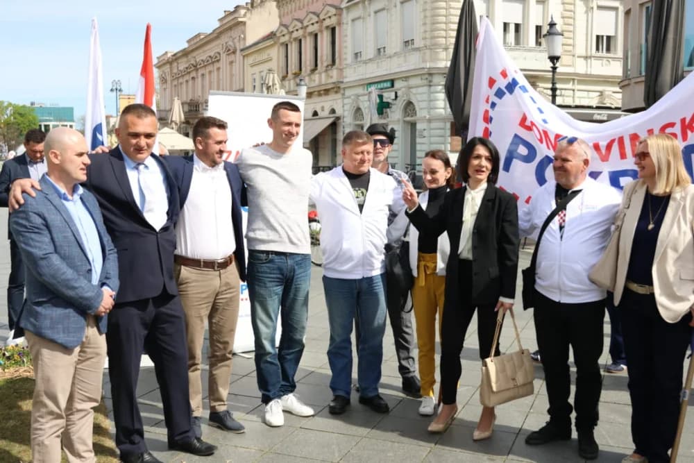 Srdačnost i selfie: Ovako su Brođani dočekali Penavu i Domovinski pokret na Korzu
