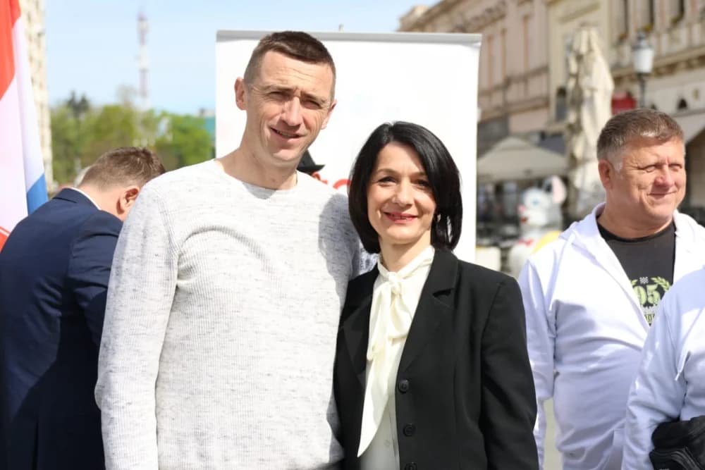 Srdačnost i selfie: Ovako su Brođani dočekali Penavu i Domovinski pokret na Korzu